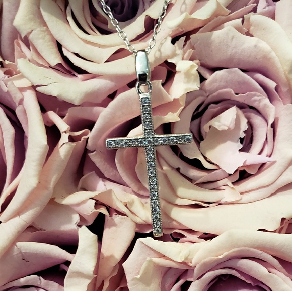 Swarovski crystal cross necklace - Picture 3 of 3